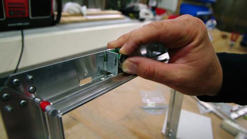 Abstandhalter einsetzen: Für jede Plattenstärke gibt es einen eigenen Befestigungsmechanismus, der die Befestigungspunkte fest definiert. Wechselt die Plattenstärke, wird nur der Distanzhalter ausgetauscht.