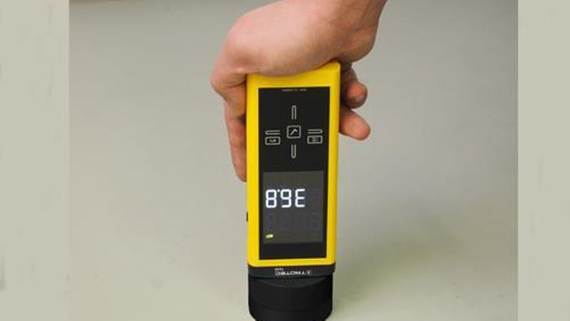 Bei der Feuchtemessung sind die Messgeräte immer exakt senkrecht auf die Oberfläche des Messgutes aufzusetzen. (Bild: Trotec)