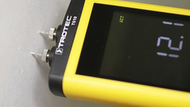 In weiche Baustoffe wie Gipsputz oder Holz müssen die Messspitzen einige Millimeter tief eingedrückt werden. (Bild: Trotec)
