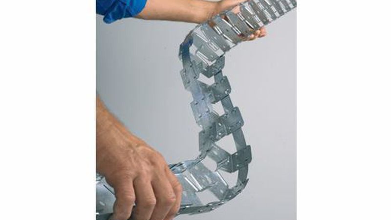 Um die Profile auf den passenden Radius biegen zu können, müssen Sie die Laschen im Profilboden nach oben drücken. Verkrimpern Sie die seitlichen Stahlbänder mit den Profilschenkeln. (Bild: Knauf Gips KG)