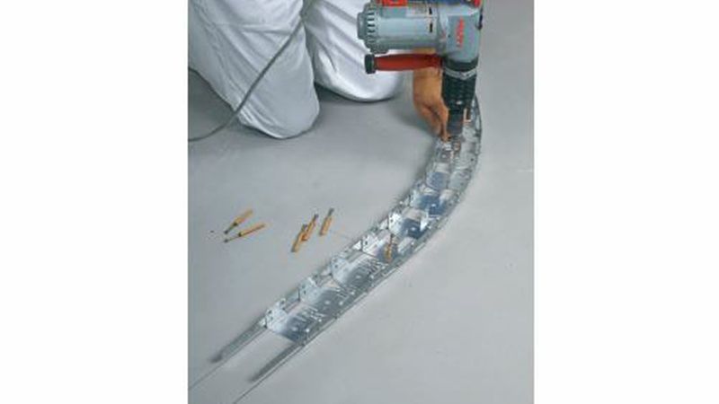 Das Biegeprofil wird entlang des markierten Kreissegments auf dem Boden verdübelt. Das Gegenstück für die Decke wird gemäß Bodenprofil geformt und fixiert. (Bild: Knauf Gips KG)