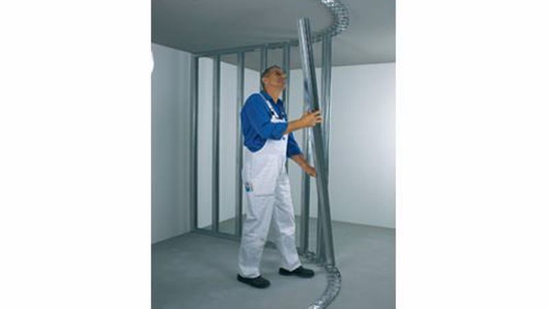 Beachten Sie, dass je nach Radius der maximal Abstand der Ständerprofil geringer ist als der Standardabstand. Gegebenenfalls beim Hersteller nachfragen. (Bild: Knauf Gips KG)