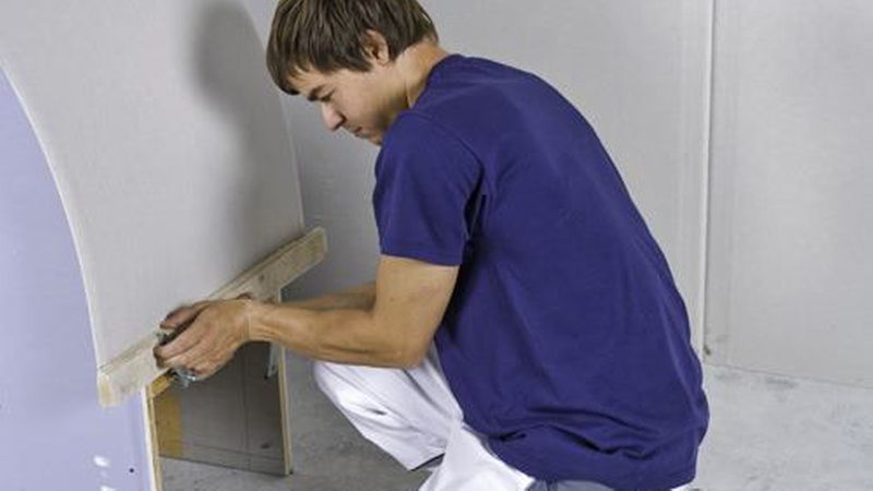 Auch auf der Gegenseite muss die Platte sicher fixiert werden, am besten gelingt das mit Holzleisten und Klemmhaken. (Bild: Knauf Gips KG)