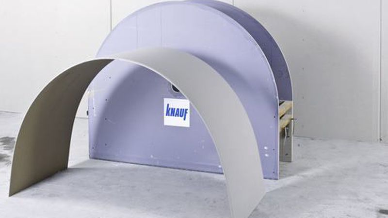 Nach dem Trocknen ist die Gipskartonplatte vorgeformt. Warten Sie bis zur Montage nicht zu lange, in der Tendenz entspannt sich die Platte wieder leicht. (Bild: Knauf Gips KG)