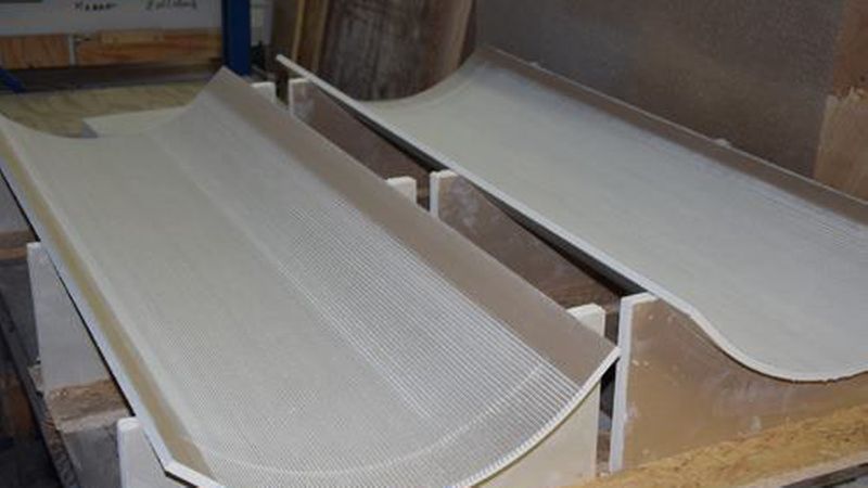 Die geschlitzten Platten müssen ebenso wie nass gebogene Platten auf eine Schablone aufgelegt werden. Die Schlitze werden dann voll verspachtelt, dien Platte erlangt wieder ihre Stabilität. (Bild: Klaus Köpplin)
