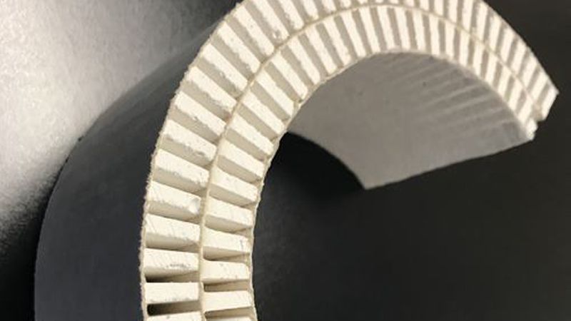 Eine noch größere Stabilität erreichen Sie, wenn Sie zwei geschlitzte Platten gegeneinander kleben. Auf der nicht sichtbaren Seite muss dann ebenfalls gespachtelt werden. (Bild: Ulrich Wolf)