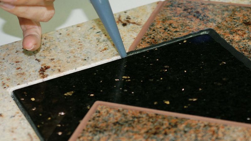 Am Markt gibt es eine Fülle von unterschiedlichen Dicht- & Klebstoffen, die jeweils spezifische Eigenschaften besitzen. Bild: Otto-Chemie