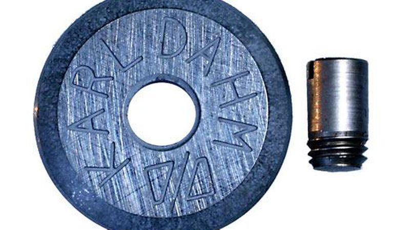 Beim Wechseln des Schneiderads – im Bild ein Hartmetallrad – immer prüfen, ob die Achse auch erneuert werden muss. Bild: Karl Dahm