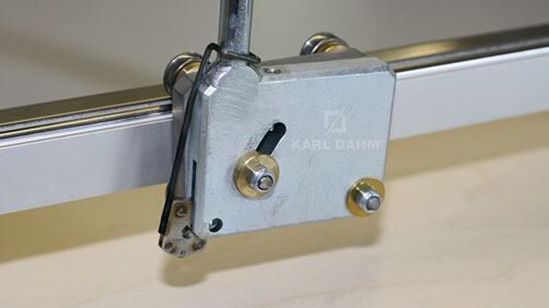 Bei empfindlichen Glasuren empfiehlt sich der Einsatz eines Feinschnittrads. Bild: Karl Dahm