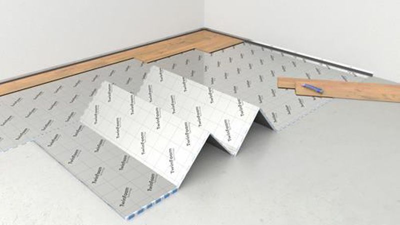 Faltplatten zur Trittschalldämmung erleichtern die Verlegung gegenüber den Dämmrollen sehr. (Bild: Selit Dämmtechnik)