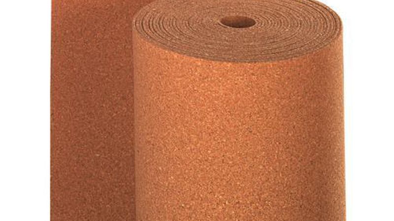 Kork von der Rolle bietet einen sehr geringen Wärmedurchlasswiderstand und ist auf Fußbodenheizungen gut geeignet. (Bild: Ewifoam)