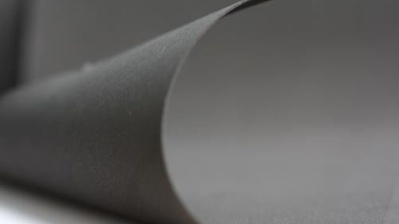 Viskoelastisches Mischpolymerisat kombiniert gute Trittschallminderung und sehr dünne Schichtdicken. (Bild: Henjes GmbH)