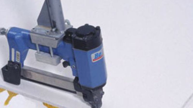 Im Zusammenspiel mit dem zugehörigen Systemkleber lassen sich auch zweischichtige Estrichkonstruktionen schnell und wirtschaftlich klammern. (Bild: Fermacell)