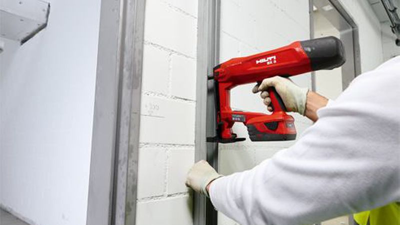 Für die Nagelverankerungen in Beton kommen ausschließlich Stahlnägel in Frage, die mit einem Nagler eingetrieben werden müssen. (Bild: Hilti)