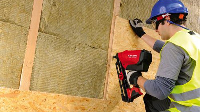 Auch bei dem Erstellen von beplankten Ständerwänden spielt der geringe Auszugswiderstand der Nägel keine Rolle. Zudem geht es schneller als mit Schrauben. (Bild: Hilti)