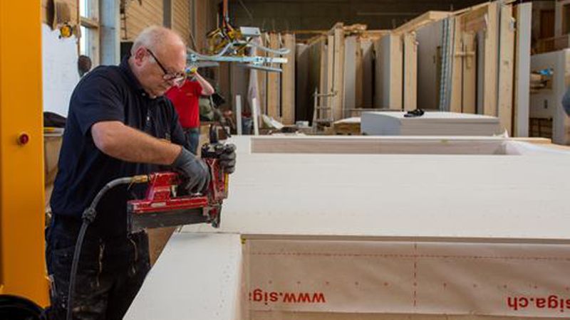 In der Vorfertigung von Trockenbauelementen wird die zweite Lage Gipsplatten geklammert statt geschraubt. ( Bild: Fermacell)