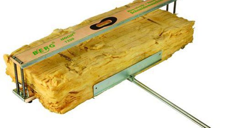 Die Dämmmatten werden in der Breite durch einen Anschlag in Position gehalten. (Bild: Berg Techtool)