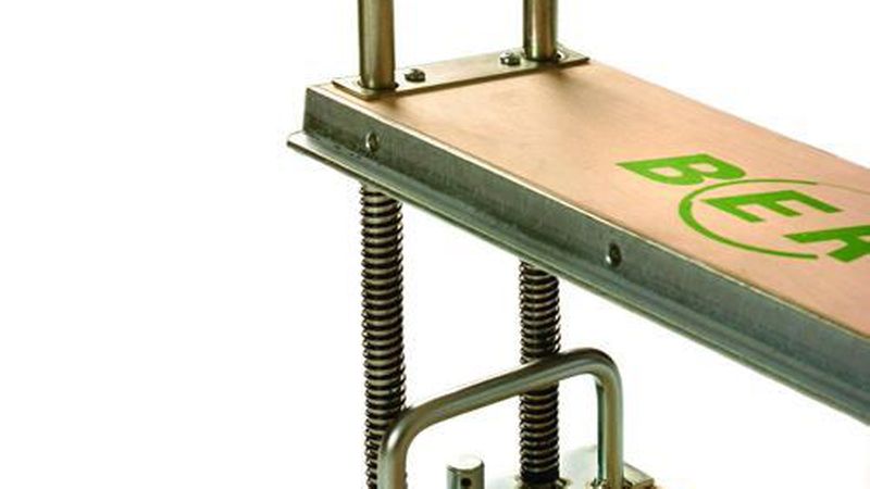 Vier kräftige Federn sorgen beim Dämmstoffeschneiden dafür, dass die Trittplatte nach Wegnahme des Fußes wieder nach oben schnellt. (Bild: Berg Techtool)