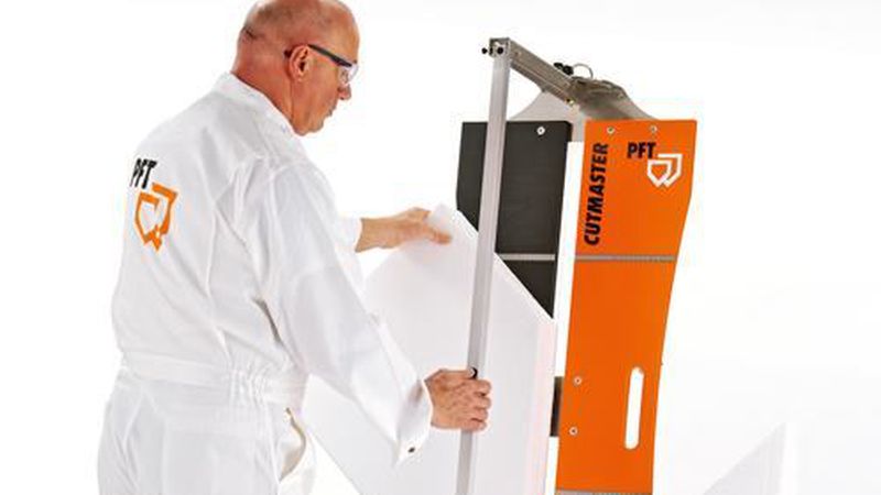 Auch exakte Winkelschnitte sind beim Dämmstoffeschneiden mit den Schneidhilfen problemlos möglich. (Bild: Knauf PFT)