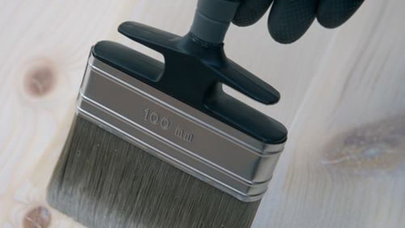 Die Lauge greift Werkzeug und Haut an. Sie müssen also einen laugebeständigen Kunststoffpinsel verwenden und beim Auftragen Handschuhe tragen. (Bild:Bioraum Woca)