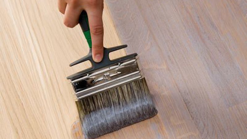 Wie das Laugen gehört auch das Beizen zu den Vorbehandlungen, die Fläche muss anschließend geölt oder lackiert werden. (Bild: Bioraum Woca)