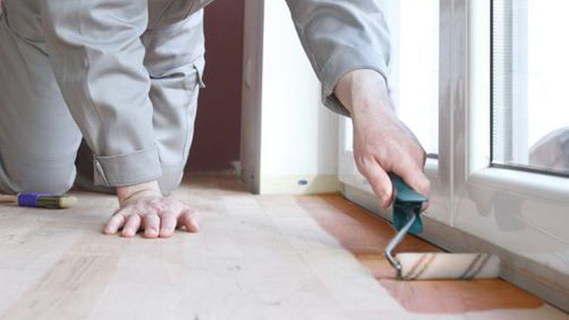 Wichtig ist, die Ränder der Bodenfläche mit der kleinen Walze sorgfältig vorzuölen. Hier entstehen beim Holzbehandeln sonst ungewollt Ansetzspuren. (Bild: Auro AG)