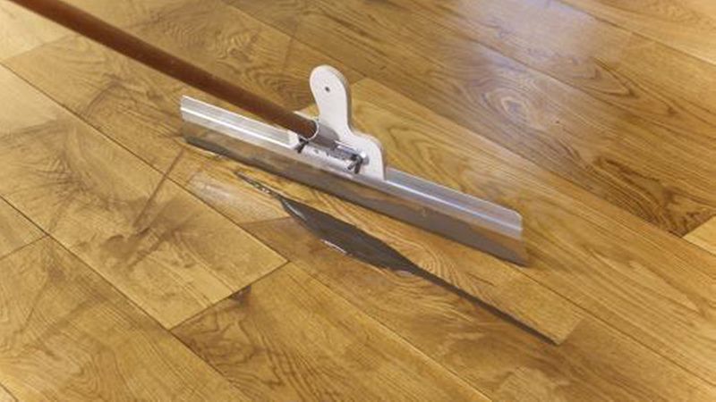 Die Holzdielen professionell ölen: Nach der Einwirkzeit von fünf bis 20 Minuten (je nach Hersteller) muss das überschüssige Öl mit einem Gummiwischer abgezogen werden. (Bild: Auro AG)