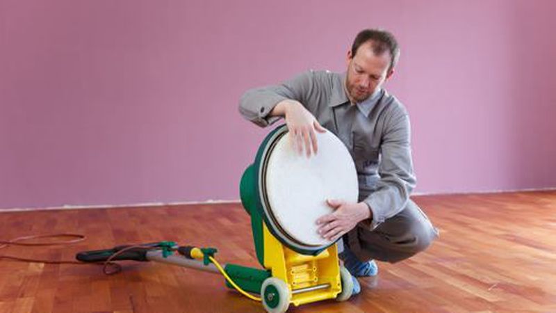 Holz behandeln – mit Wachs: Die gewachste Fläche wird mit der Einscheibenmaschine und einem weißen Pad poliert. (Bild: Auro AG)