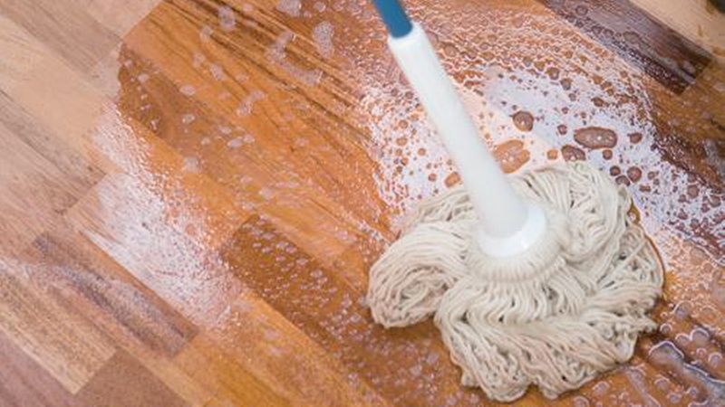 Die Seife verdünnen Sie mit warmem Wasser im Verhältnis 1:10, anschließend wird das Ganze gut durchgerührt. (Bild: Bioraum Woca)