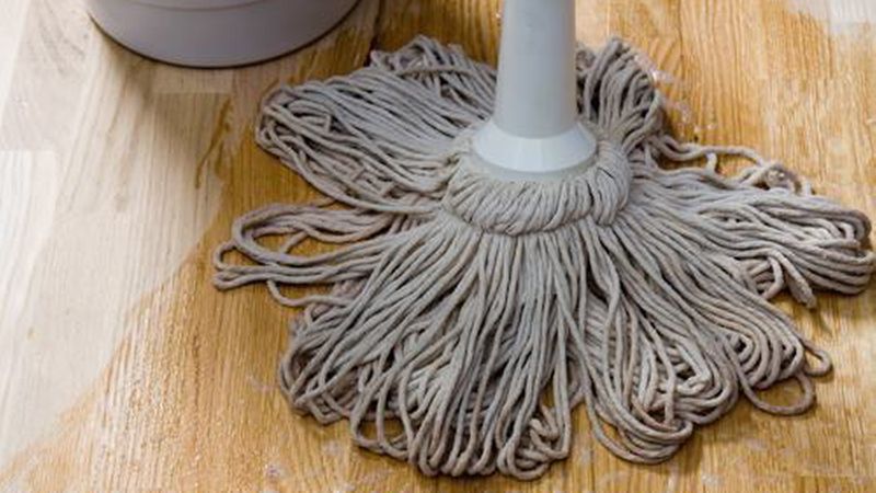 Verwenden Sie einen Eimer mit Seifenwasser, einen mit klarem Wasser. Den Boden behandeln Sie im Laufe von zwei Tagen zwei bis drei Mal. (Bild: Bioraum Woca)