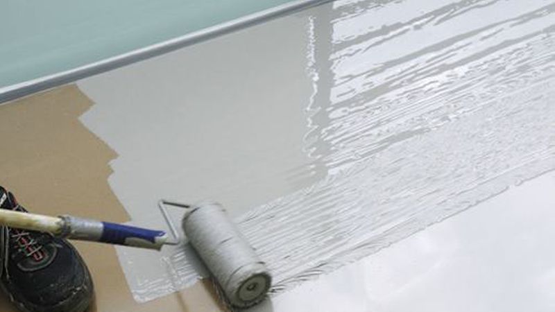 Die Abdichtung wird in drei Schritten aufgebracht, nachdem der Untergrund vorbereitet und die Grundierung appliziert wurde. (Bild: Kemper System)