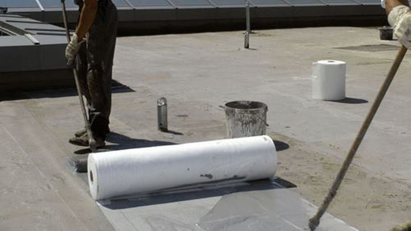 Zu einer vollständigen Balkonabdichtung mit Flüssigkunststoff gehört auch das Spezialvlies, das faltenfrei und ohne Lufteinschlüsse zwischen zwei Schichten aus Flüssigkunststoff gelegt wird. (Bild: Kemper System)