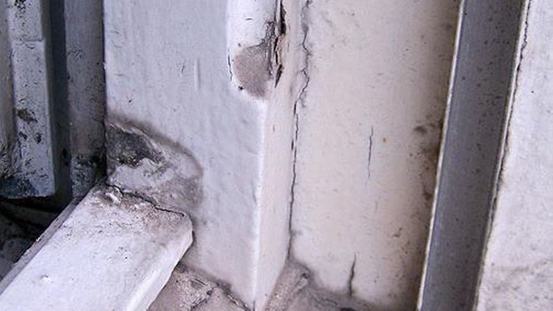 In Altbauten werden häufig die Fenster ausgetauscht, um Heizenergie zu sparen: ein sinnvoller Eingriff, der jedoch gut geplant sein muss, um anschließend Schimmelprobleme zu vermeiden. Ein Fenstertausch bietet sich vor allem dann an, wenn Teile der Außenwände von außen oder innen gedämmt werden. (Bild: www.famaxx-solution.de)