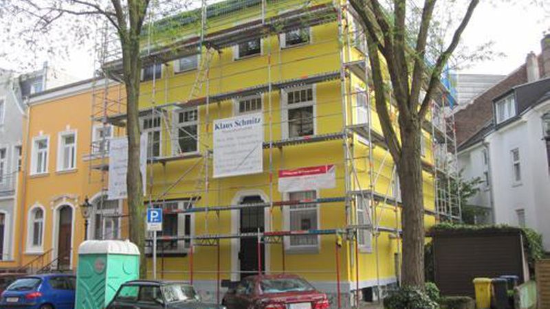 Zwar steht bei Altbausanierungen meist die energetische Verbesserung im Vordergrund, oft ist es aber nicht oder nur schwer möglich, die Fassade von außen zu dämmen, wie bei diesem Altbau. Dann kommt auch eine Dämmung von innen infrage. Die Vorgaben für Energieeffizienz sind bei denkmalgeschützten Bauten gelockert. (Bild: B+B BAUEN IM BESTAND/M. Mansel)