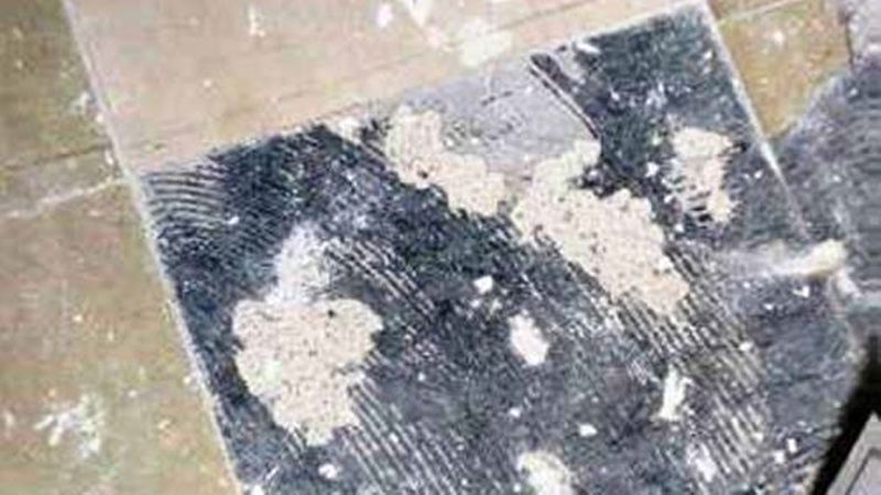 Asbest befindet sich immer noch in einem Großteil aller Altbauten, die vor 1995 erbaut wurden. Häufig ist es ohne eine umfassende Beprobung nicht möglich, alte Bauteile zu erkennen, die Asbest enthalten. Alte Bodenbeläge, wie im Bild, wurden oft mit asbesthaltigem Kleber fixiert. Asbestsanierungen dürfen nur von dafür qualifizierten Unternehmen unter besonderen Schutzmaßnahmen durchgeführt werden. (Bild: Stefan Johannsen)