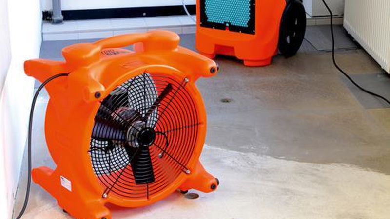 Bautrocknung nach Wasserschaden: Ein Ventilator sorgt bei der technischen Bautrocknung für die Unterstützung der Luftentfeuchter. (Bild: Heylo)