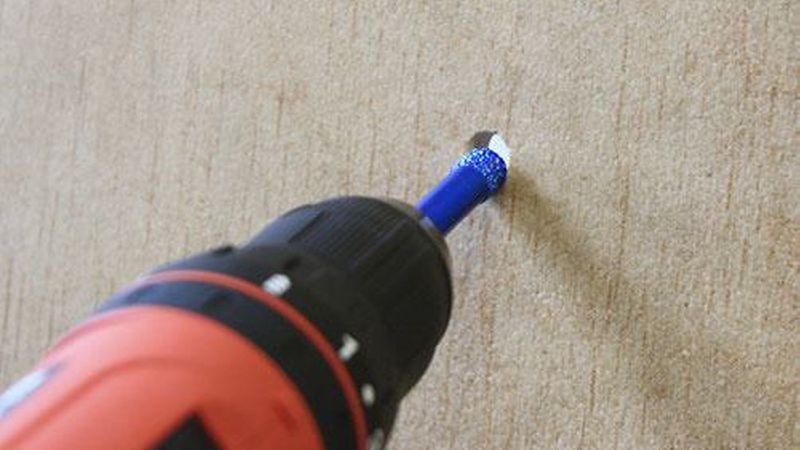 Bei Bohrkronendurchmessern bis 14 mm eignen sich Akkuschrauber besser als Winkelschleifer. Bild: Karl Dahm