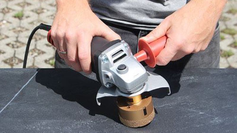 Bei größeren Bohrkronen ist der Winkelschleifer die richtige Wahl. Bild: Karl Dahm