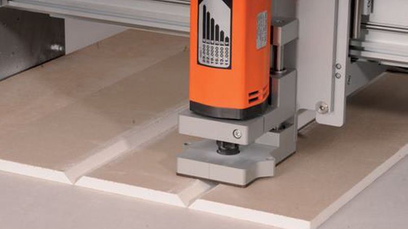 V-Nut-förmige Fräsungen braucht es für Abkastungen aller Art. Auf einer Fräsmaschine ist die serielle Herstellung am wirtschaftlichsten. (Bild: Knauf PFT)