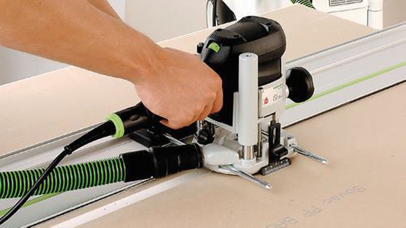 Für gelegentliche V-Nut-Fräsungen reicht auch die Oberfräse mit Führungsschiene. (Bild: Festool)