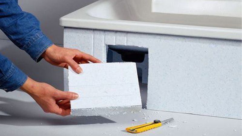 Und so lässt sich eine Revisionsklappe in eine Badewanne einbauen: Bei Wannenträgern aus Kunststoff schneidet man mit dem Sägemesser oder der Stichsäge eine Öffnung... (Bild: Marley)