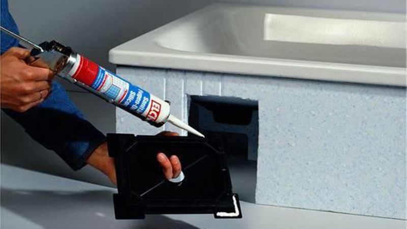 …dann bringt man rundum auf den Rahmen Silikon auf, bevor man ihn einsetzt. (Bild: Marley)