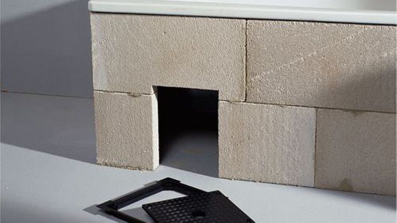 Bei gemauerten Wannenträgern lässt man von vornherein eine Öffnung an geeigneter Stelle für die Revisionsöffnung frei... (Bild: Marley)