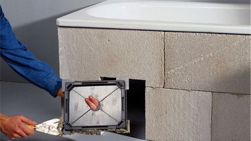 …dann bringt man rundum dauerelastischen Fliesenkleber auf dem Rahmen auf und setzt dann die Abdeckung für den Revisionsschacht der Badewanne ein. (Bild: Marley)