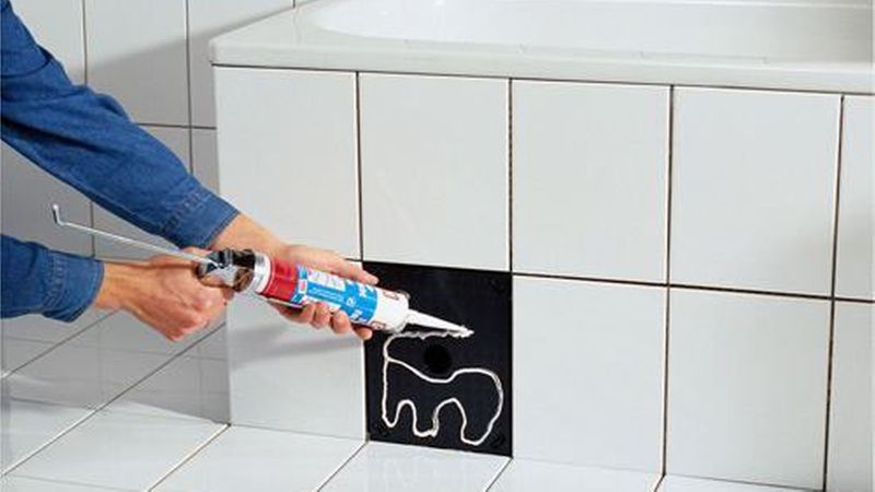 Die Fliesen werden mit Silikon auf die Trägerplatte aufgeklebt – bei modernen Kunststoffrahmen als Komplettlösung können sie überstehen. (Bild: Marley)