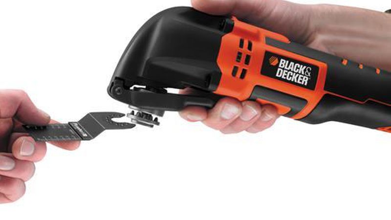 Viele Multifunktionswerkzeuge lassen sich werkzeuglos über Spannhebel mit den Einsatzwerkzeugen bestücken. (Bild: Black & Decker)