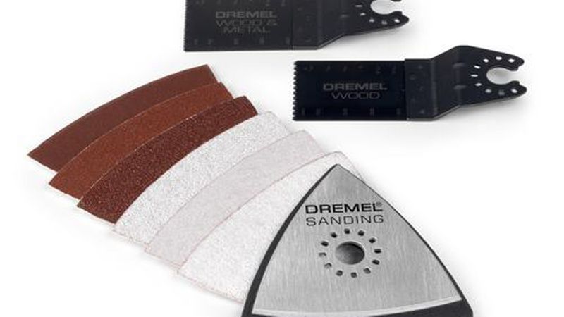 Zur Aufnahme von Schleifmitteln muss eine Grundplatte eingespannt werden, die Fixierung der Schleifscheiben erfolgt über Klettbelag. (Bild: Dremel)