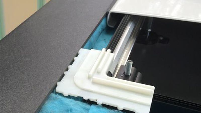 Das Einbausystem für jede bodengleichen Duschwanne umfasst auch Einbauhilfen für die Montage. (Bild: Bette GmbH & Co. KG)