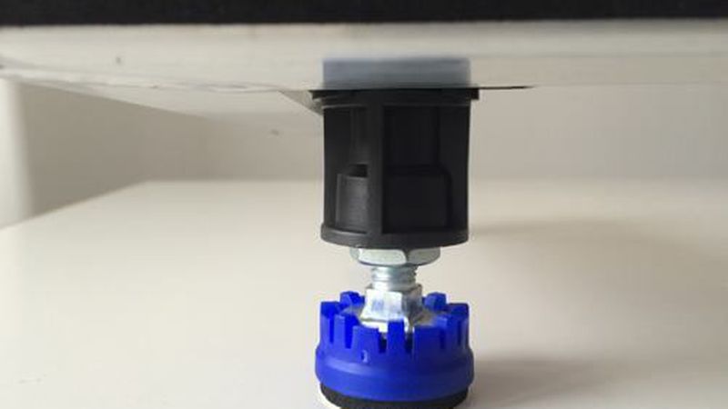 Die Standfüße vieler Trägersysteme für Duschwannen sind so ausgebildet, dass sie Duschwanne und Baukörper schalltechnisch voneinander entkoppeln. (Bild: Vigour GmbH)