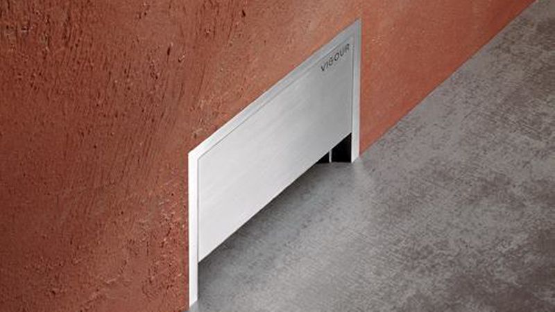 Ein Wandablauf sitzt in der Regel in einer Vorwandkonstruktion. Die Einbauhöhe der Duschwanne bleibt so möglichst gering. (Bild: Vigour GmbH)